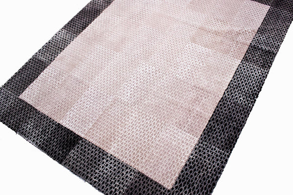 AMANDA BORDER – Sculpted Shearling Rug in Oversized Format